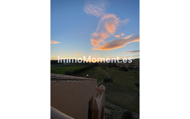 Resale - Apartment - Estepona - Atalaya