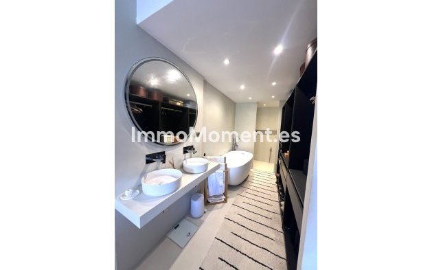 Resale - Apartment - Marbella - Nueva Andalucía