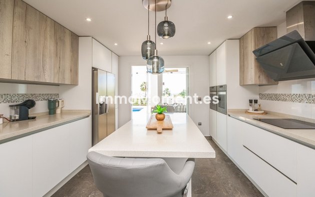 Resale - Villa - Estepona - Estepona Centro