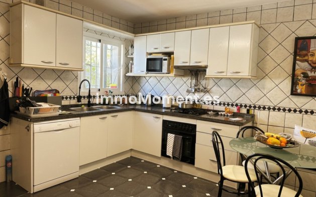 Bestaande woning - Villa - Estepona  - Estepona Centro