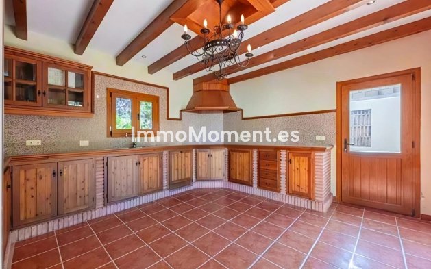 Resale - Villa - Estepona - Estepona Centro