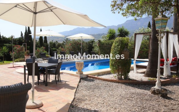 Wiederverkauf - Villa -   Inländisch - Alhaurín el Grande Centro