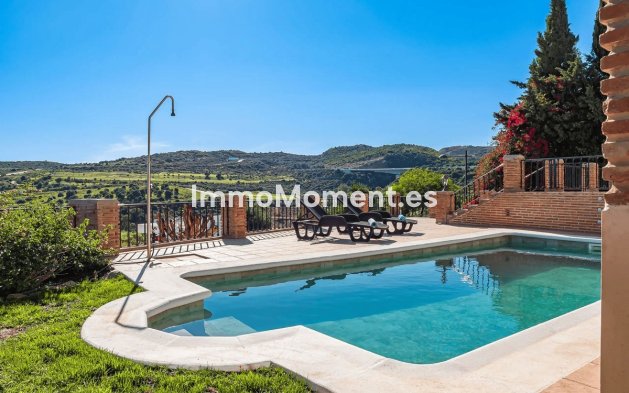 Resale - Detached villa - Estepona - Estepona Centro