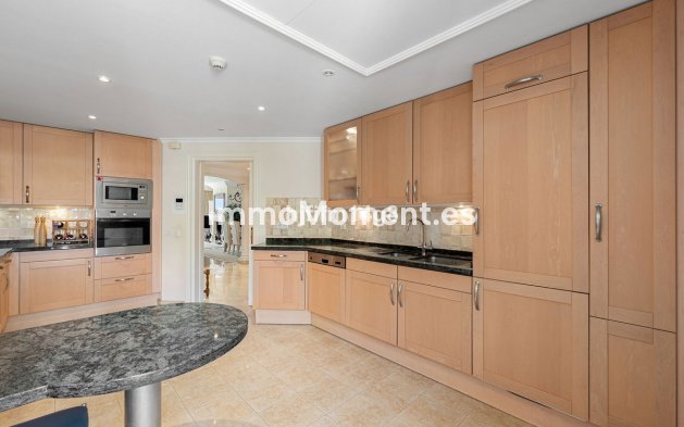 Resale - Apartment - Marbella - Nueva Andalucía