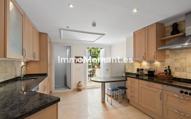 Resale - Apartment - Marbella - Nueva Andalucía