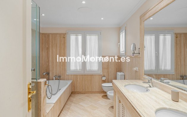 Resale - Apartment - Marbella - Nueva Andalucía