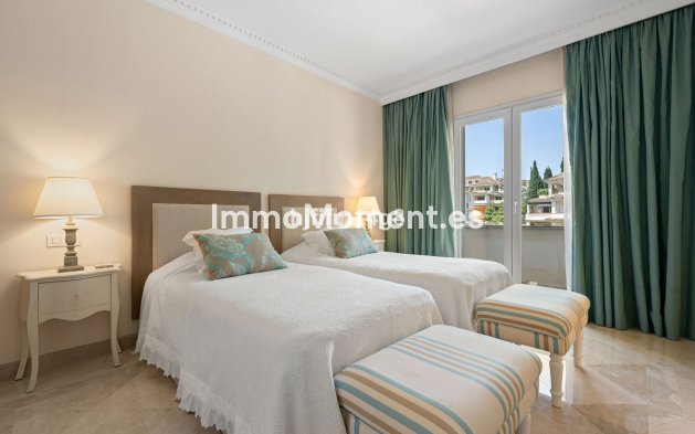 Resale - Apartment - Marbella - Nueva Andalucía