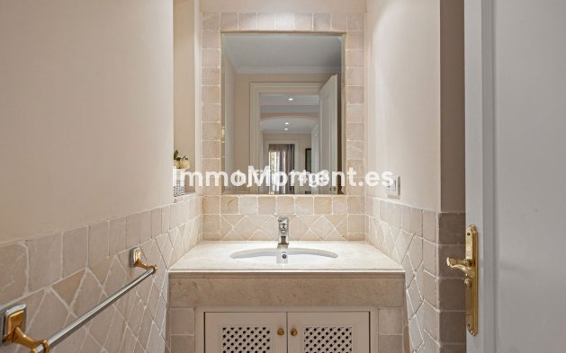 Resale - Apartment - Marbella - Nueva Andalucía