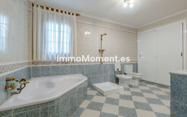 Wiederverkauf - Freistehende Villa -   Inländisch - Alhaurín el Grande Centro