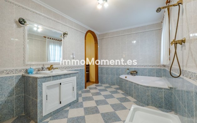 Wiederverkauf - Freistehende Villa -   Inländisch - Alhaurín el Grande Centro