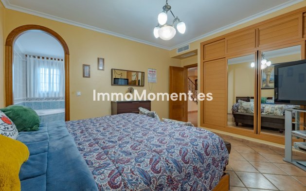 Wiederverkauf - Freistehende Villa -   Inländisch - Alhaurín el Grande Centro