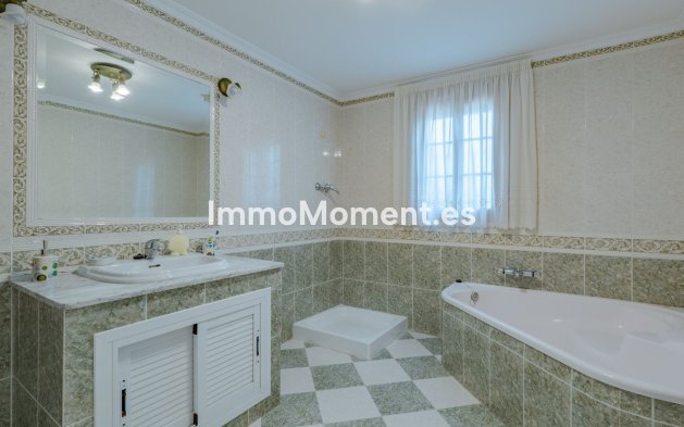 Wiederverkauf - Freistehende Villa -   Inländisch - Alhaurín el Grande Centro