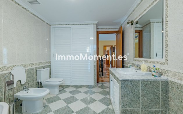 Wiederverkauf - Freistehende Villa -   Inländisch - Alhaurín el Grande Centro