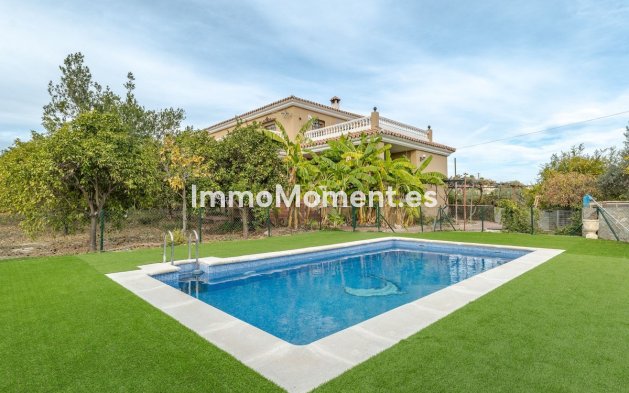 Wiederverkauf - Freistehende Villa -   Inländisch - Alhaurín el Grande Centro