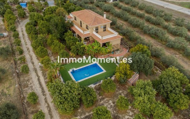 Wiederverkauf - Freistehende Villa -   Inländisch - Alhaurín el Grande Centro