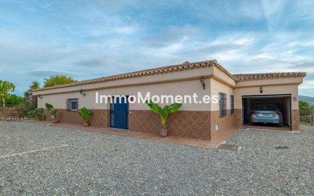 Wiederverkauf - Freistehende Villa -   Inländisch - Alhaurín el Grande Centro