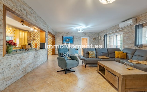 Wiederverkauf - Freistehende Villa -   Inländisch - Alhaurín el Grande Centro