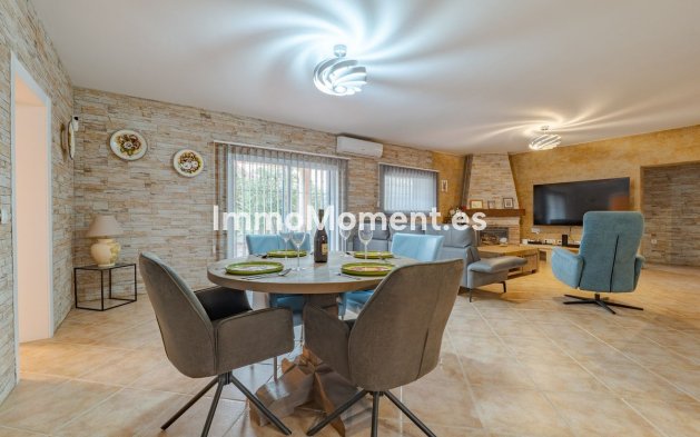 Wiederverkauf - Freistehende Villa -   Inländisch - Alhaurín el Grande Centro