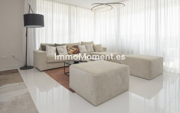 Resale - Apartment - Estepona - Atalaya