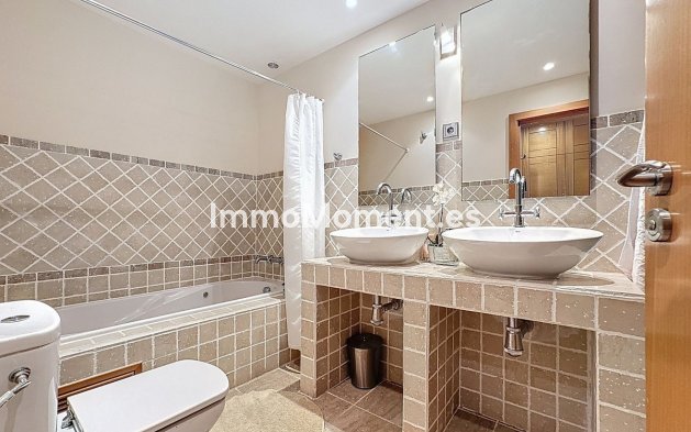 Resale - Apartment - Estepona - Selwo
