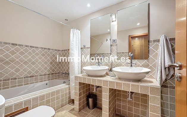 Resale - Apartment - Estepona - Selwo