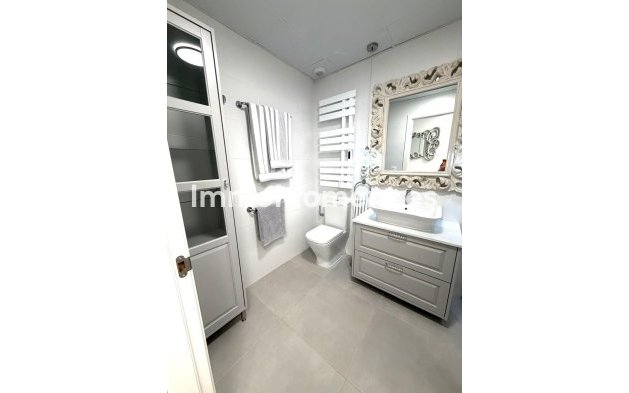 Resale - Apartment - Marbella - Nueva Andalucía