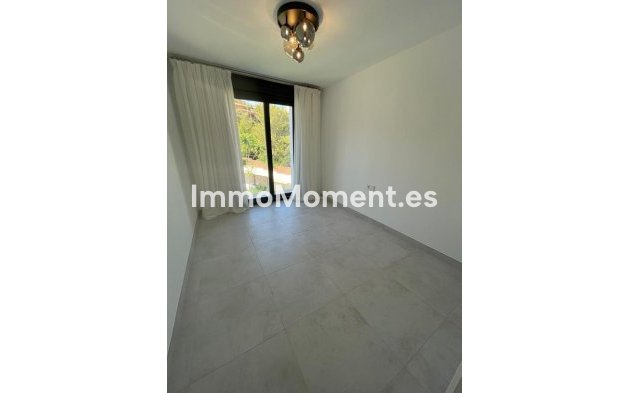 Resale - Apartment - Estepona - Atalaya