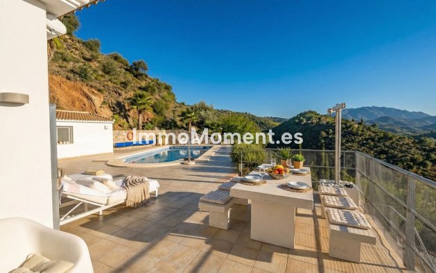 Reventa - Villa independiente - Interior  - Guaro