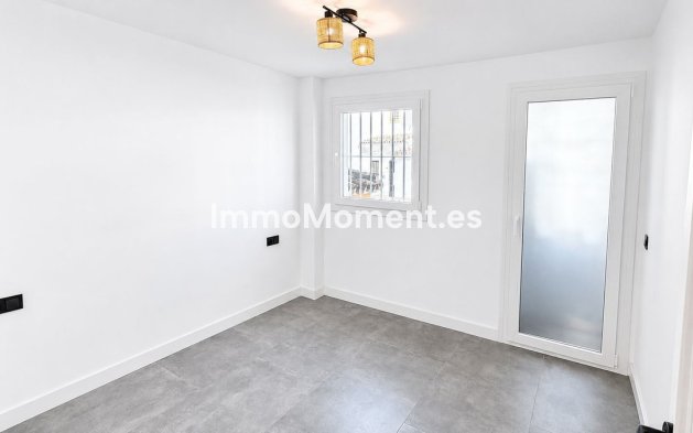 Resale - Apartment - Estepona - Atalaya