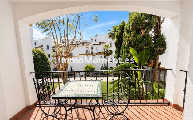 Resale - Apartment - Estepona - Atalaya