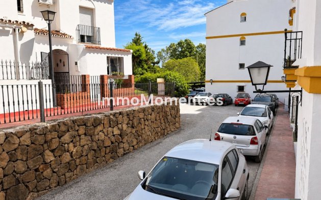 Resale - Apartment - Estepona - Atalaya