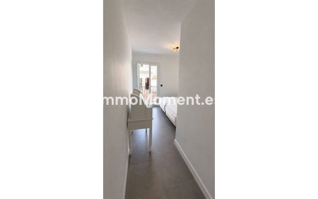 Resale - Apartment - Estepona - Atalaya