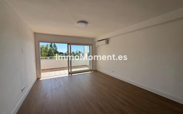 Resale - Apartment - Estepona - Atalaya