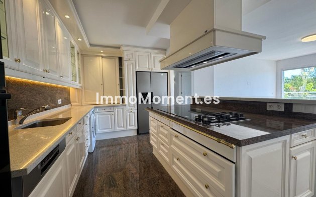 Resale - Apartment - Estepona - Atalaya