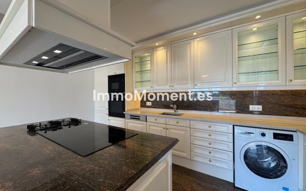 Resale - Apartment - Estepona - Atalaya