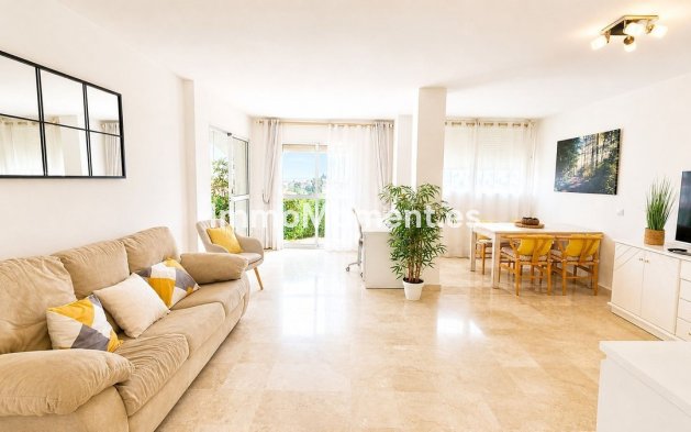 Resale - Apartment - Estepona - Atalaya