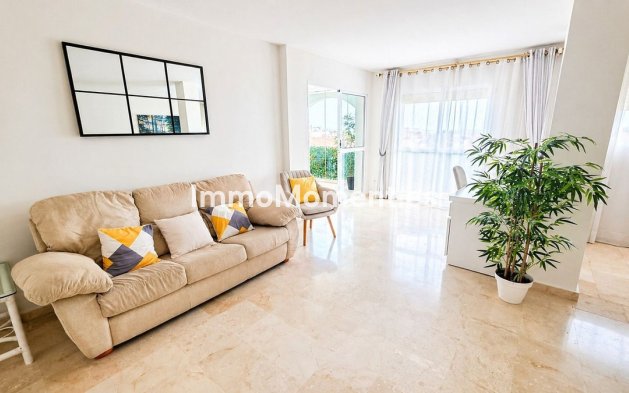 Resale - Apartment - Estepona - Atalaya