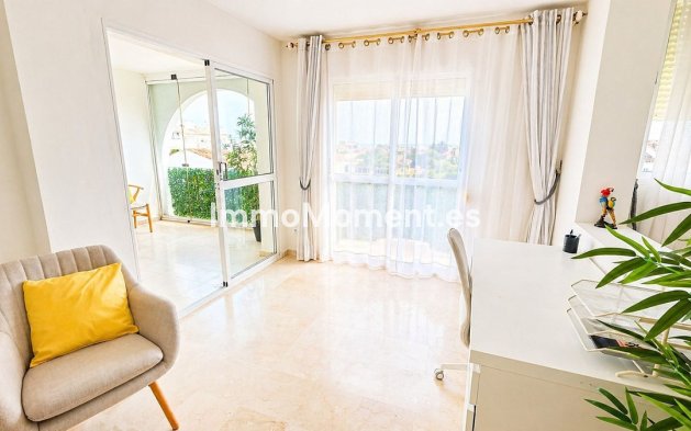 Resale - Apartment - Estepona - Atalaya