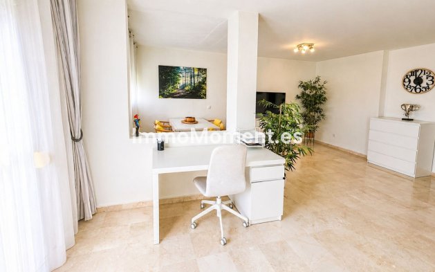 Resale - Apartment - Estepona - Atalaya