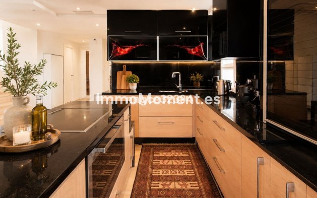 Resale - Apartment - Marbella - Nueva Andalucía