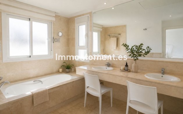 Resale - Apartment - Marbella - Nueva Andalucía