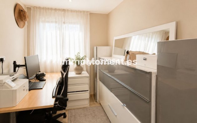Resale - Apartment - Marbella - Nueva Andalucía