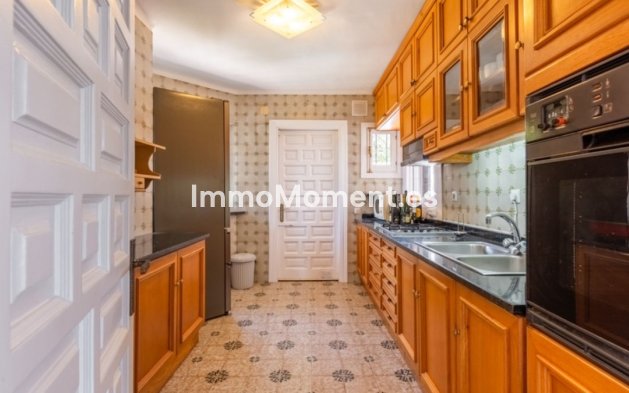 Resale - Detached villa - Estepona - Estepona Centro