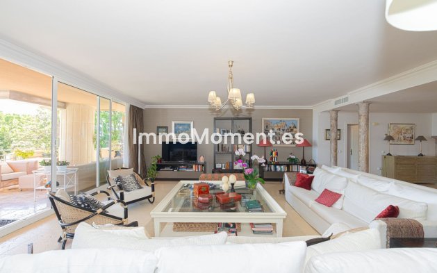 Resale - Apartment - Marbella - Nueva Andalucía