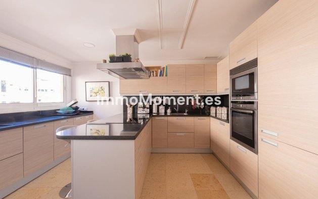 Resale - Apartment - Marbella - Nueva Andalucía