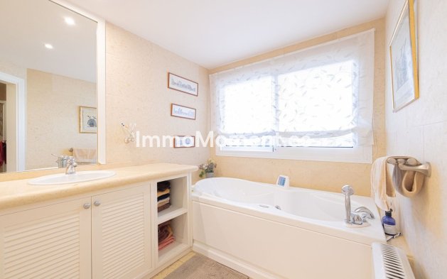 Resale - Apartment - Marbella - Nueva Andalucía