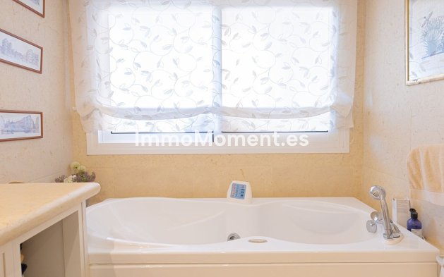 Resale - Apartment - Marbella - Nueva Andalucía