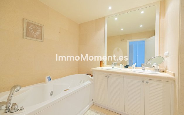 Resale - Apartment - Marbella - Nueva Andalucía