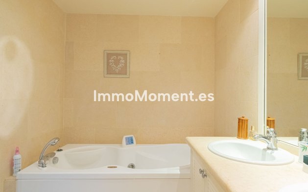 Resale - Apartment - Marbella - Nueva Andalucía