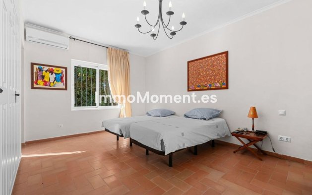 Resale - Detached villa - Estepona - Estepona Centro